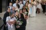 PORTO ALEGRE, RS, BRASIL - 2023.10.26 - Todos os anos o TJRS faz esta cerimônia coletiva celebrando vários casamentos de pessoas que não têm dinheiro para fazer celebração do próprio casamento. Na foto: Laisla Ortiz e Jonathas Ortiz com a filha recém nascida, Lavínia, na primeira fila (Foto: André Ávila/ Agência RBS)Indexador: Andre Avila<!-- NICAID(15580404) -->
