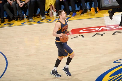 2016 NBA Finals - Game OneOAKLAND, CA - JUNE 2: Matthew Dellavedova #8 of the Cleveland Cavaliers handles the ball during the game against the Golden State Warriors in Game One of the 2016 NBA Finals on June 2, 2016 at ORACLE Arena in Oakland, California. NOTE TO USER: User expressly acknowledges and agrees that, by downloading and or using this photograph, user is consenting to the terms and conditions of Getty Images License Agreement. Mandatory Copyright Notice: Copyright 2016 NBAE   Noah Graham/NBAE via Getty Images/AFPEditoria: SPOLocal: OaklandIndexador: Noah GrahamSecao: BasketballFonte: NBAE / Getty ImagesFotógrafo: Contributor<!-- NICAID(12243761) -->