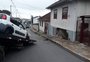 Motorista foge após bater o carro em uma casa no bairro Rio Branco, em Caxias do Sul