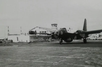 Reprodução / Archivo del Museo de la Aviación Naval Argentina Na noite de um domingo, há 60 anos, uma tragédia envolveu um avião militar argentino no Rio Grande do Sul. A aeronave Lockheed P-2 Neptune, da Armada Argentina, bateu no Cânion Josafaz, no Litoral Norte, em 7 de novembro de 1965. Morreram os 11 tripulantes. O grupo participava de um treinamento conjunto com forças do Brasil, Uruguai e Estados Unidos.O avião partiu da Base Aérea de Canoas às 18h27, rumo ao Oceano Atlântico, para dar apoio a um navio da Operação Unitas VI. O último contato por rádio foi realizado por volta das 21h. Os destroços e os corpos só foram localizados na terça-feira pelas equipes de resgate.<!-- NICAID(16160169) -->