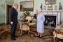 A rainha Elizabeth II da Grã-Bretanha cumprimenta o primeiro-ministro britânico Boris Johnson durante uma audiência no Palácio de Buckingham, no centro de Londres, em 23 de junho de 2021, a primeira audiência semanal da rainha com o primeiro-ministro desde o início da pandemia do coronavírus. (Foto de Dominic Lipinski / POOL / AFP)<!-- NICAID(14816025) -->