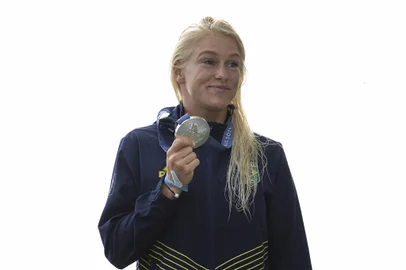 Silver Medalist Tatiana Weston-Webb of Team Brazil poses with her medal during the Women's surfing medal ceremony on day nine of the Olympic Games Paris 2024 on August 05, 2024 in Teahupo'o, French Polynesia. (Photo by Ed Sloane / POOL / AFP)<!-- NICAID(15833977) -->