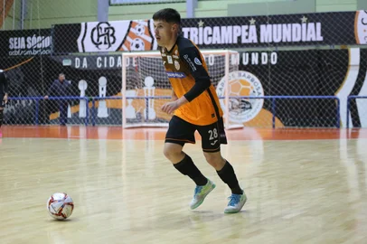 ACBF em jogo realizado em Carlos Barbosa. Na foto, ala Marcolla<!-- NICAID(16075021) -->