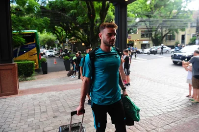 PORTO ALEGRE, RS, BRASIL, 30/03/2024. Chegada da delegação do Juventude ao hotel Hilton, em Porto Alegre. O Ju se prepara para o segundo jogo da final do Campeonato Gaúcho (Gauchão 2024). Na foto, goleiro Gabriel Vasconcellos (Porthus Junior/Agência RBS)<!-- NICAID(15726951) -->