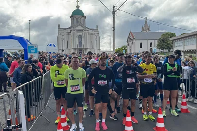Eduardo Costa / Agencia RBS O Santuário de Nossa Senhora de Caravaggio, em Farroupilha, foi palco de fé e superação neste sábado (8), durante a 2ª edição da Meia Maratona de Caravaggio. Realizada pelo Sesc/RS, a prova reuniu mais de 700 atletas de 54 municípios, em uma celebração que uniu espiritualidade, disciplina e paixão pelo esporte.<!-- NICAID(16163768) -->