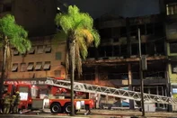 Nove pessoas morrem em incêndio em pousada na Avenida FarraposOutras sete pessoas foram resgatadas, sendo que seis foram encaminhadas para atendimento hospitalar. Local não possuía alvará para funcionamento e nem plano de proteção contra incêndio, segundo os bombeiros<!-- NICAID(15745784) -->