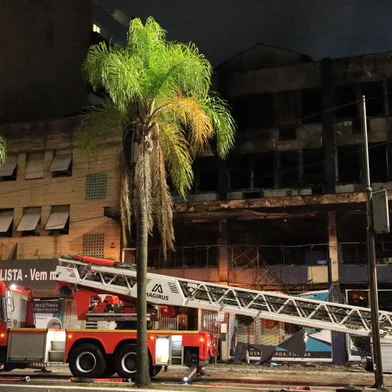Nove pessoas morrem em incêndio em pousada na Avenida FarraposOutras sete pessoas foram resgatadas, sendo que seis foram encaminhadas para atendimento hospitalar. Local não possuía alvará para funcionamento e nem plano de proteção contra incêndio, segundo os bombeiros<!-- NICAID(15745784) -->