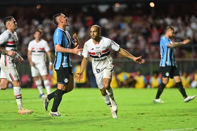 PARTIDA ENTRE SÃO PAULO X GRÊMIO, VÁLIDA PELA 3ª RODADA DO CAMPEONATO BRASILEIRO, REALIZADO NO ESTÁDIO DO MORUMBIS, NA NOITE DESTA QUARTA-FEIRA (11).SP - CAMPEONATO BRASILEIRO/SÃO PAULO x GRÊMIO - ESPORTES - Gol do jogador Lucas Moura do São Paulo, durante a partida entre SÃO PAULO X GRÊMIO, válida pela 3ª rodada do Campeonato Brasileiro, realizado no estádio do MorumBis, na noite desta quarta-feira (11). 11/02/2026 - Foto: EDUARDO CARMIM/AGÊNCIA O DIA/AGÊNCIA O DIA/ESTADÃO CONTEÚDOEditoria: ESPORTESLocal: SÃO PAULOIndexador: EDUARDO CARMIMSecao: FutebolFonte: Agência O DiaFotógrafo: AGÊNCIA O DIA<!-- NICAID(16223614) -->
