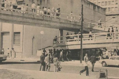ZH em 12 de novembro de 1974, notícia da inauguração da passarela da Conceição na véspera<!-- NICAID(15760402) -->