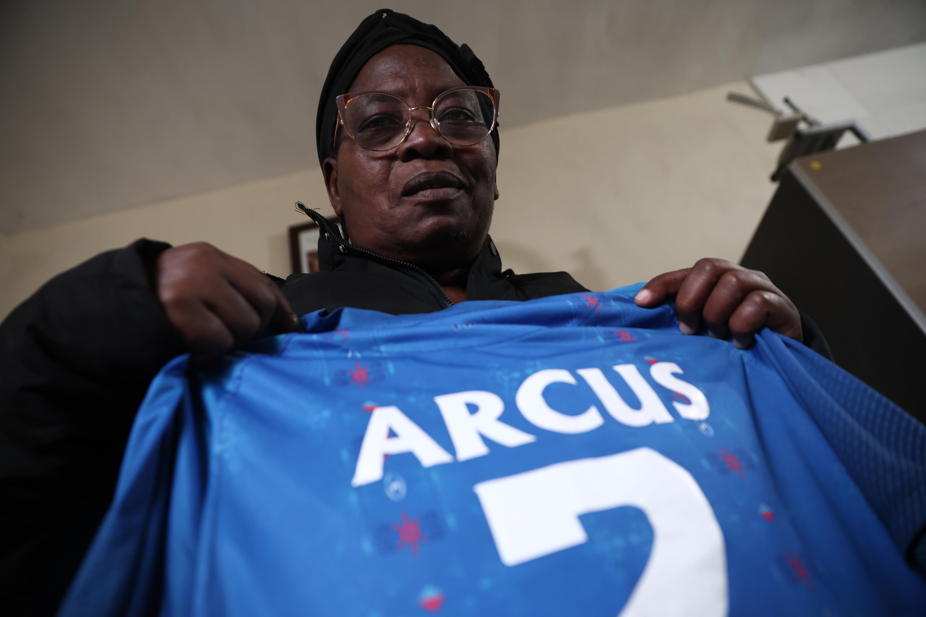 Mãe de jogador do Haiti mora em Novo Hamburgo: “O sonho dele era ser jogador, ele me dizia que eu iria vê-lo na TV”