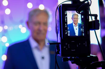 Conhecido na cultura popular por manter uma fábrica de brinquedos, o Papai Noel e seu lado industrial serão o tema central da campanha de Natal da Federação das Indústrias do Estado do Rio Grande do Sul (Fiergs) neste ano. Um vídeo protagonizado por colaboradores do próprio Sistema Fiergs vai abordar algo que geralmente passa despercebido por nós: o bom velhinho tem uma indústria.<!-- NICAID(16181070) -->