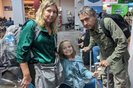 Perla Cristiane Kaiser com a filha, Luna, e o marido, Júlio Martin, no aeroporto de Caxias do Sul