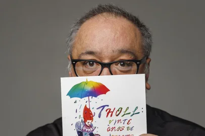 Grupo Tholl ganha livro sobre seus 20 anos. Na foto, o fundador da trupe, João Bachilli.<!-- NICAID(15700169) -->