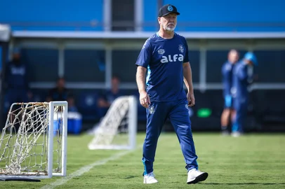 RS - FUTEBOL/ TREINO GREMIO 2025 - ESPORTES - Jogadores do Gremio realizam treino tÃ©cnico durante a manha desta terca-feira, no CT Luiz Carvalho, na preparaÃ§Ã£o para a partida valida pela Copa Sul-Americana 2025. FOTO: LUCAS UEBEL/GREMIO FBPA. Mano Menezes durante treino<!-- NICAID(16021720) -->