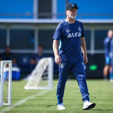 RS - FUTEBOL/ TREINO GREMIO 2025 - ESPORTES - Jogadores do Gremio realizam treino tÃ©cnico durante a manha desta terca-feira, no CT Luiz Carvalho, na preparaÃ§Ã£o para a partida valida pela Copa Sul-Americana 2025. FOTO: LUCAS UEBEL/GREMIO FBPA. Mano Menezes durante treino<!-- NICAID(16021720) -->