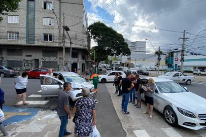 Duas pessoas ficaram feridas após um acidente na esquina da Rua Sinimbu com a Vereador Mário Pezzi, no Centro de Caxias do Sul, na tarde desta terça-feira (11). O casal de idosos estava num Sandero que colidiu com um carro C180. <!-- NICAID(15993361) -->