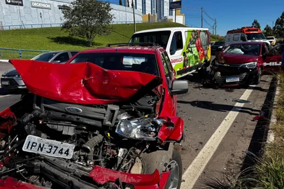 Engavetamento com 5 veículos deixa mulher ferida na RS-453 em Caxias<!-- NICAID(16283335) -->