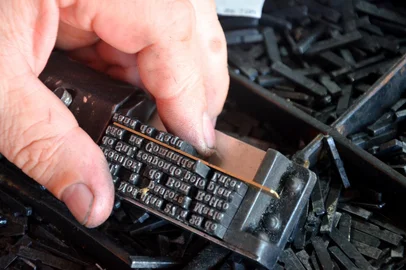 Publicação ainda utiliza sistema de composição manual de impressão<!-- NICAID(16091840) -->