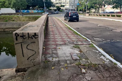 Ponte da Rua Euclides da Cunha com a Avenida Ipiranga, sobre o Arroio Dilúvio, será recuperada pela prefeitura de Porto Alegre. Foto: Marina Torres / SMOI/ PMPA/ Divulgação<!-- NICAID(16045858) -->