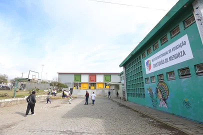 CAXIAS DO SUL, RS, BRASIL, 07/08/2025. Obras de reforma e ampliação do Instituto Estadual de Educação Cristóvão de Mendoza, em Caxias do Sul. A escola passa por reformas há um ano e meio. Na foto, fachada do bloco B. (Porthus Junior/Agência RBS)<!-- NICAID(16096560) -->