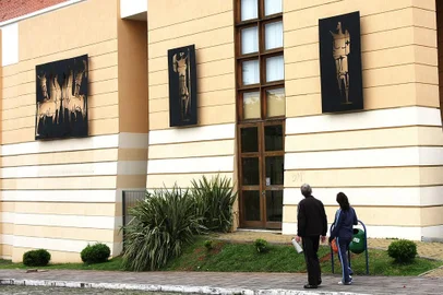 *** Casa das Artes - Especial ***Guerreiros de Xico Stockinger que foram afixados na Fundação Casa das Artes, em Bento Gonçalves. Fonte: Especial<!-- NICAID(2605783) -->