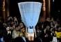 Com vestidos de cabeça para baixo, Viktor&Rolf critica redes sociais na arela de Paris