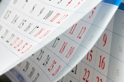 Flipping of calendar sheets with black and red numbersFlipping of sheets of calendar with black and red numbersIndexador: Sergei Fedulov                  Fonte: 135492941<!-- NICAID(15945535) -->