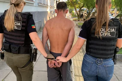 Na chamada Operação Mulher Segura, equipes policiais realizam ao longo do dia uma força-tarefa para verificar denúncias e buscar possíveis agressores. A ação também cumpre mandados de busca e apreensão de armas de fogo para coibir novas ocorrências de feminicídio.<!-- NICAID(16237774) -->