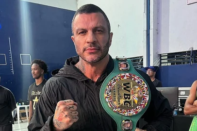 Kleber Bambam<!-- NICAID(15639490) -->