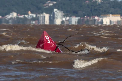PORTO ALEGRE, RS, BRASIL, 24-06-2025: Cheia no Guaíba. Além do nível alto das águas, o Guaíba apresenta forte ondulação devido a ventania. Foto: Jonathan Heckler/Agência RBS<!-- NICAID(16066040) -->