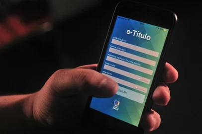 CAXIAS DO SUL, RS, BRASIL, 24/04/2018. Aplicativo e-Título do Tribunal Superior Eleitoral para via digital do documento. (Pothus Junior/Agência RBS)<!-- NICAID(13518550) -->