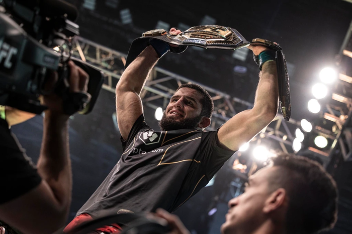 UFC 280: Makhachev finaliza Do Bronx e é campeão peso-leve