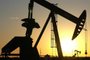 Os preços do barril de petróleo tiveram forte desvalorização nesta terça-feira.Um dos motivos é o crescente temor de uma recessão global.O petróleo tipo Brent para entrega em setembro caiu 9,45% e fechou cotado a US$ 102 dólares o barril em Londres. Enquanto isso, o West Texas Intermediate de agosto derreteu 8,23%, para 99,5 dólares em Nova York.Esse é o menor valor desde 11 de maio.O produto teve uma forte alta desde o início da guerra na Ucrânia em fevereiro.Segundo analistas, há muita preocupação com uma possível recessão e com o fato de a China ter imposto testes em massa de covid". O Ministério da Saúde chinês registrou 335 novos casos positivos de coronavírus no país na terça-feira, e as autoridades lançaram uma nova série de testes obrigatórios na maioria dos distritos de Xangai.Isso levanta preocupações de que a demanda de petróleo da China possa enfraquecer". No Brasil as ações da Petrobras e de outras petroleiras tiveram forte queda na Bolsa de Valores.<!-- NICAID(15159018) -->
