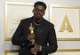 Daniel Kaluuya recebe o Oscar de melhor ator coadjuvante