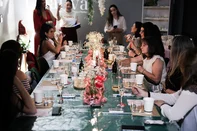 PORTO ALEGRE, RS, BRASIL, 27-11-2025: Clubes de experiências em Porto Alegre têm criado comunidades de mulheres fora do ambiente virtual para realizar atividades presenciais, criar conexões e relaxar. No encontro, as participantes produziram velas aromáticas. Foto: Renan Mattos / Agência RBS<!-- NICAID(16176541) -->