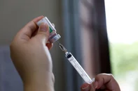 PORTO ALEGRE, RS, BRASIL, 06.05.2023: O Dia D de vacinação contra a gripe (Influenza) que ocorre neste sábado (06). A imunização será oferecida em 115 locais. A meta é atingir 90% de cada grupo prioritário até o fim da campanha, previsto para 31 de maio. Foto: Camila Hermes/Agencia RBS<!-- NICAID(15421948) -->