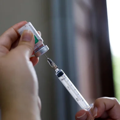 PORTO ALEGRE, RS, BRASIL, 06.05.2023: O Dia D de vacinação contra a gripe (Influenza) que ocorre neste sábado (06). A imunização será oferecida em 115 locais. A meta é atingir 90% de cada grupo prioritário até o fim da campanha, previsto para 31 de maio. Foto: Camila Hermes/Agencia RBS<!-- NICAID(15421948) -->