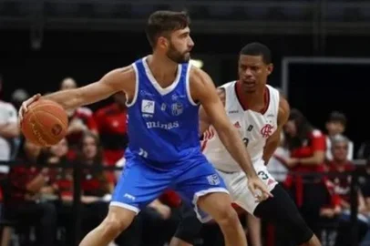 Nicolás Copello em ação pelo Minas contra o Flamengo<!-- NICAID(15630726) -->