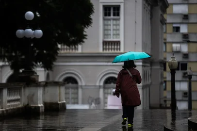 PORTO ALEGRE, RS, BRASIL, 17-07-2025: Clima em Porto Alegre. Frente fria se aproxima e provoca chuva na capital. Foto: Jonathan Heckler/Agência RBS<!-- NICAID(16082247) -->