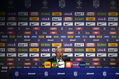 Mauro PIMENTEL / AFP Brazil's football team head coach Carlo Ancelotti speaks during an event to announce Brazil's squad for the 2026 FIFA World Cup at the Museum of Tomorrow, in downtown Rio de Janeiro, Brazil, on May 18, 2026. (Photo by Mauro PIMENTEL / AFP)Editoria: SPOLocal: Rio de JaneiroIndexador: MAURO PIMENTELSecao: soccerFonte: AFPFotógrafo: STF<!-- NICAID(16287894) -->