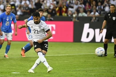 Germany's midfielder Ilkay Gundogan scores the 2-0 goal from the elf meter during the UEFA Nations League football match Germany v Italy at the Borussia Park stadium in Moenchengladbach, western Germany, on June 14, 2022. (Photo by Ina Fassbender / AFP)Editoria: SPOLocal: MönchengladbachIndexador: INA FASSBENDERSecao: soccerFonte: AFPFotógrafo: STR<!-- NICAID(15999624) -->