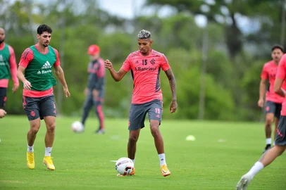 Matheus Dias, volante do Inter