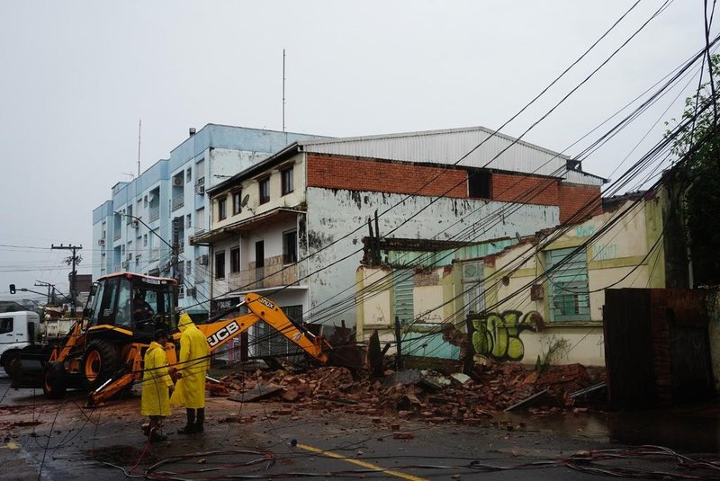 A estrutura localizada na Rua dos Andradas desabou por volta das 7h de hoje (22). Segundo a prefeitura, o prédio pertence ao executivo municipal e estava desativado.<!-- NICAID(15605833) -->