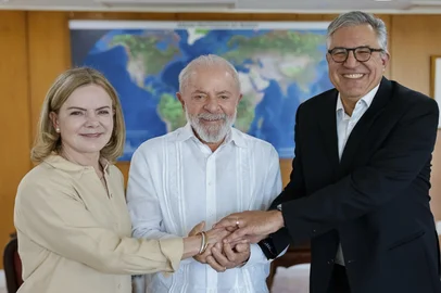 O presidente Lula dará posse aos novos ministros, Alexandre Padilha e Gleisi Hoffmann, em cerimônia ocorre às 15h desta segunda-feira (10), no Palácio do Planalto, em Brasília.Alexandre Padilha, atual ministro-chefe da Secretaria de Relações Institucionais desde 2023, assume o ministério da saúde. Assume o lugar de Padilha, como ministra da Secretaria de Relações Institucionais da Presidência da República, Gleisi Hoffmann, ex-presidente do Partido dos Trabalhadores.<!-- NICAID(15992236) -->