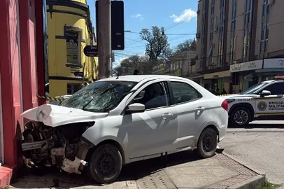 Carro invade calçada e atropela pedestres no centro de Pelotas