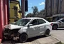 Carro invade calçada e atropela pedestres no centro de Pelotas; veja vídeo