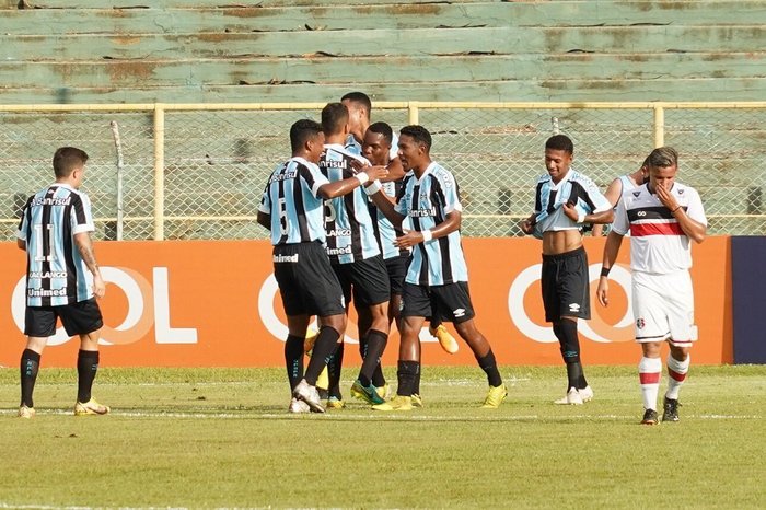 Grêmio vence o Santa Cruz por 2 a 0 e avança à terceira fase da Copa São Paulo