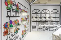 Com a chegada da primavera, o Moinhos Shopping transforma seu segundo andar em um espaço que ganha novas cores a cada visita. De 30 de setembro a 19 de outubro, o empreendimento recebe o Jardim das Cores, uma experiência artística e interativa que convida o público a sair da rotina. No espaço, os visitantes são convidados a colocar a criatividade em prática a partir das ilustrações da artista Anelise Schütz. A proposta é que cada participante, com giz de cera e canetinhas, pinte flores inspiradas em seis espécies diferentes: lírio, girassol, tulipa, copo-de-leite, rosa e margarida. Cada pessoa poderá colorir até duas flores, sendo uma levada para casa e a outra contribuindo para a construção coletiva de um grande jardim colorido.<!-- NICAID(16380720) -->