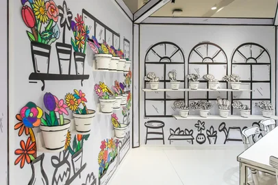Com a chegada da primavera, o Moinhos Shopping transforma seu segundo andar em um espaço que ganha novas cores a cada visita. De 30 de setembro a 19 de outubro, o empreendimento recebe o Jardim das Cores, uma experiência artística e interativa que convida o público a sair da rotina. No espaço, os visitantes são convidados a colocar a criatividade em prática a partir das ilustrações da artista Anelise Schütz. A proposta é que cada participante, com giz de cera e canetinhas, pinte flores inspiradas em seis espécies diferentes: lírio, girassol, tulipa, copo-de-leite, rosa e margarida. Cada pessoa poderá colorir até duas flores, sendo uma levada para casa e a outra contribuindo para a construção coletiva de um grande jardim colorido.<!-- NICAID(16380720) -->
