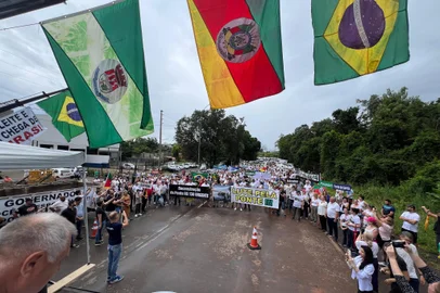 Prometida até o Natal, a ponte sobre o Rio Forqueta que une Lajeado a Arroio do Meio pela RS-130, no Vale do Taquari, teve prazo adiado até o final de março de 2025. Insatisfeitos, dezenas de moradores da região realizaram um protesto pacífico na tarde deste sábado (14) para cobrar agilidade ao governo do Estado. Levada pela cheia histórica de maio, a ausência da estrutura antiga obriga os motoristas a adaptarem a rota por alternativas mais longas e com problemas estruturais.<!-- NICAID(15935889) -->